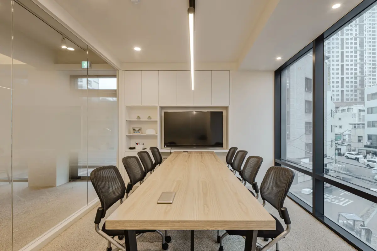 48평 미니멀 오피스 회의실 시공 사례